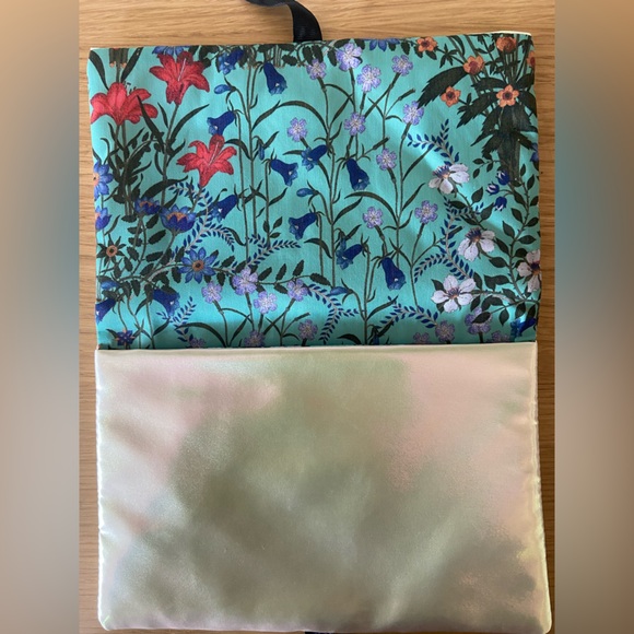 Gucci Beauty Iridescent White Pouch Makeup Cosmetic Fragrance Perfume Bag - Picture 3 of 5